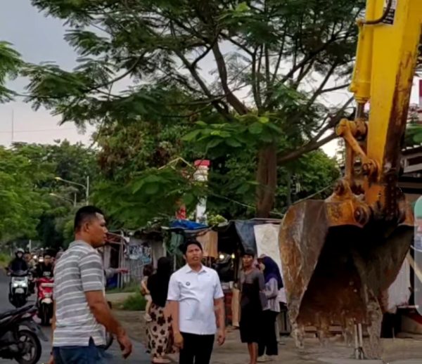 Denny Mulyadi Tinjau Proses Pelebaran Jalan