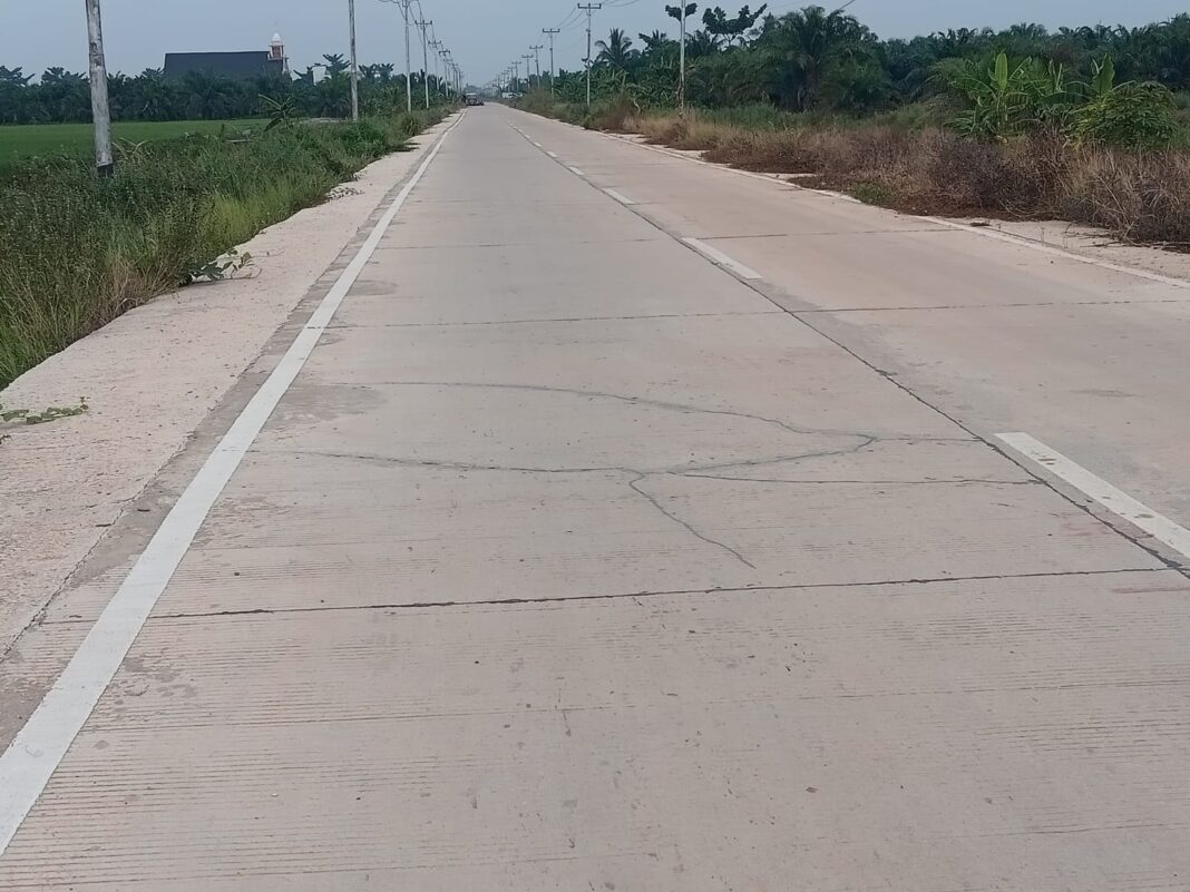 Imbas Truk Muatan, Belum Dipakai Sudah Retak, Jalan Raya Parungpanjang Rusak