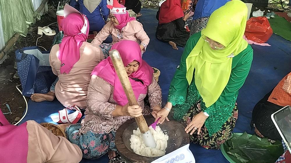 Keseruan HUT ke 80 RI: Ribuan Penduduk Ngubek Empang