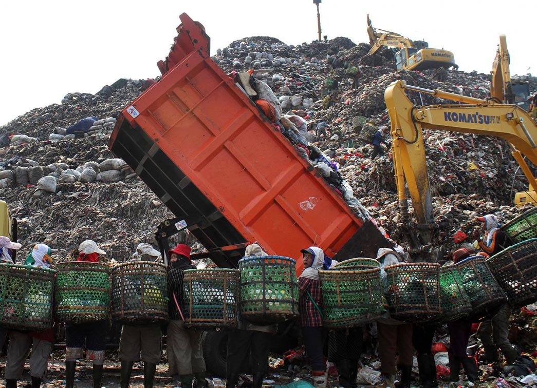 Pemkab Bogor Gunakan Eskavator Amfibi Senilai Rp4,7 Miliar sebagai Solusi Atasi Sampah di Setu
