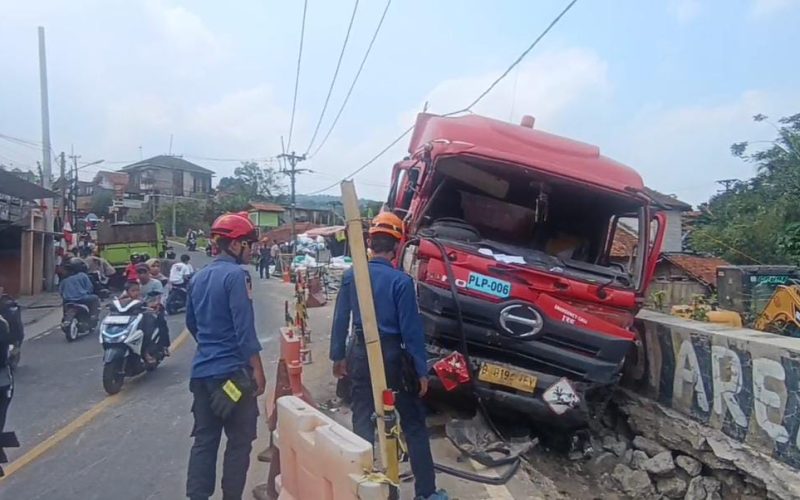 Truk Box di Jalur Puncak Bogor Tabrak Pemotor yang Bonceng Tiga sebab Rem Blong