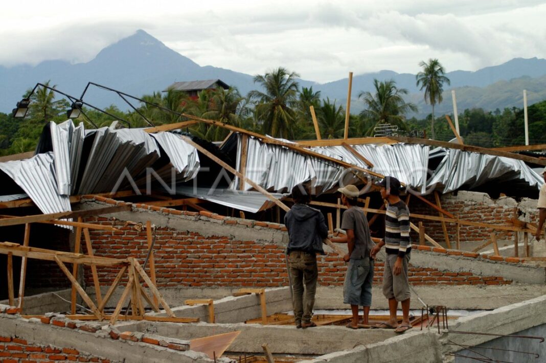 Diterjang Angin Kencang, 22 Rumah di Cibinong Rusak.