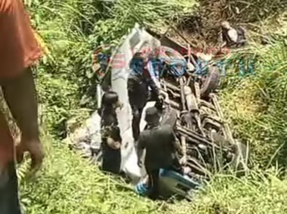 Kekurangan Penerangan, Mobil di Megamendung Terperosok ke Parit Sawah
