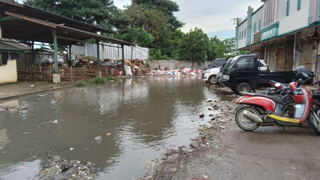Pemotor Terperosok ke Drainase Cileungsi Waktu Banjir