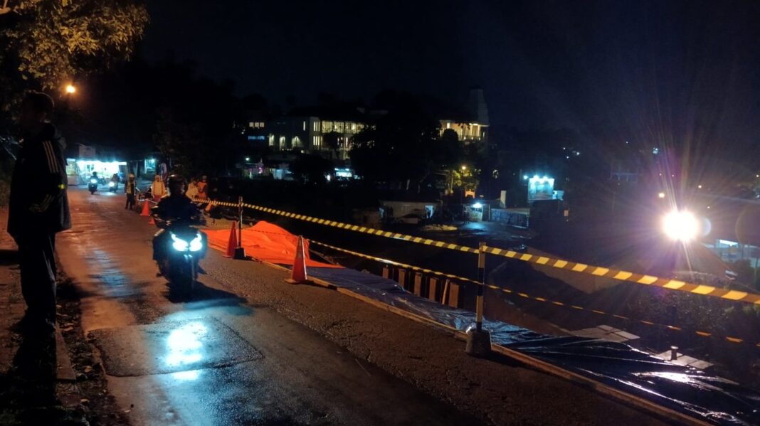 Pipa di Jalan Saleh Danasasmita Jebol