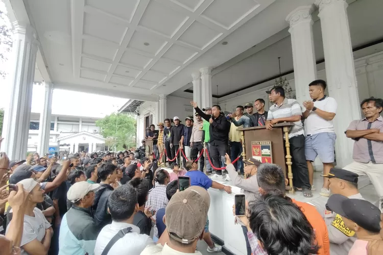 Ratusan Sopir Angkot di Bogor Ricuh Ketika Unjuk Rasa