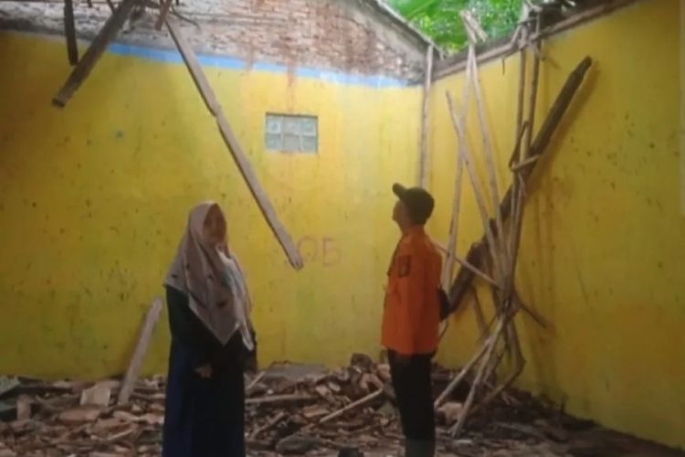 Rumah di Cigudeg Ambruk Usai Tertimpa Pohon