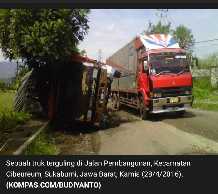 Truk di Cileungsi Terguling efek Jalan Amblas