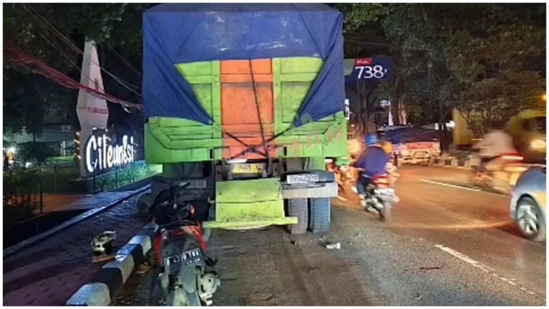 Pengendara Motor Terluka Dampak Menabrak Truk Parkir di Cileungsi