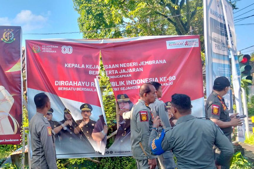 Satpol-PP Bersihkan Spanduk Kadaluarsa