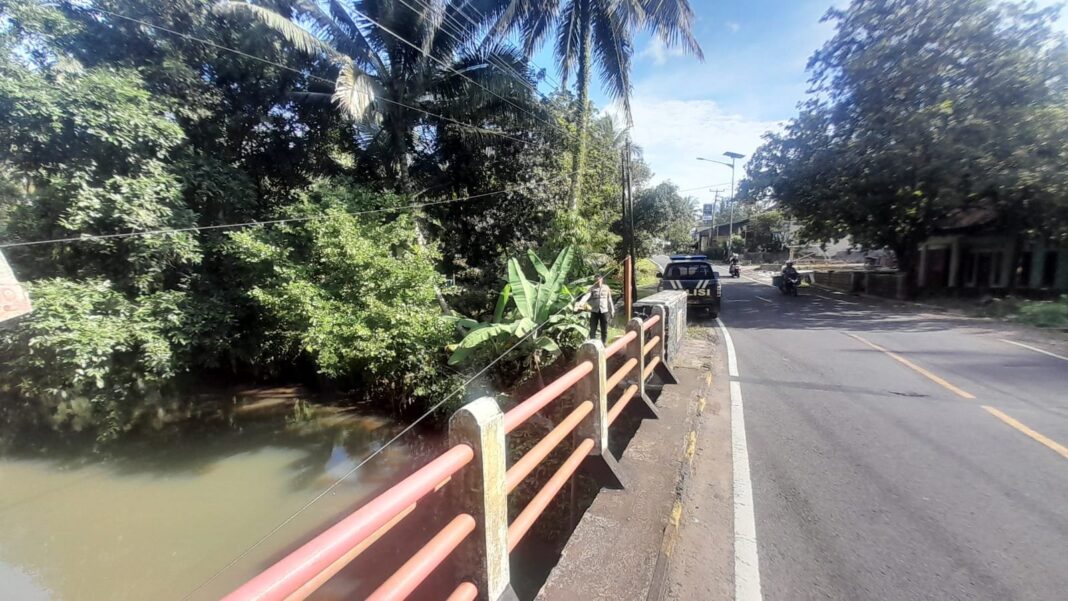 Jalan Desa Cibening di wilayah Rw 02-Rw 04, sedang Dilakukan Pengaspalan