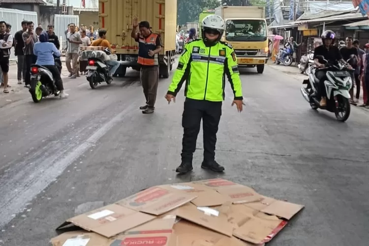 Pemotor di Gunung Putri Tewas Terlindas Truk