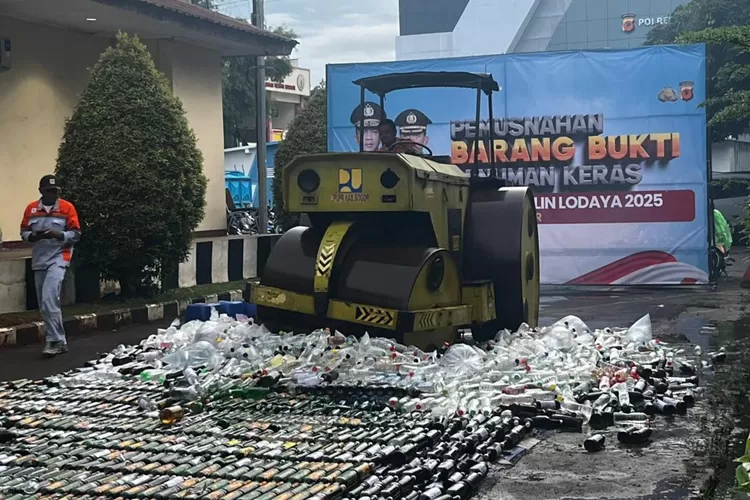 Polres Bogor Musnahkan 9.873 Botol Miras Ilegal