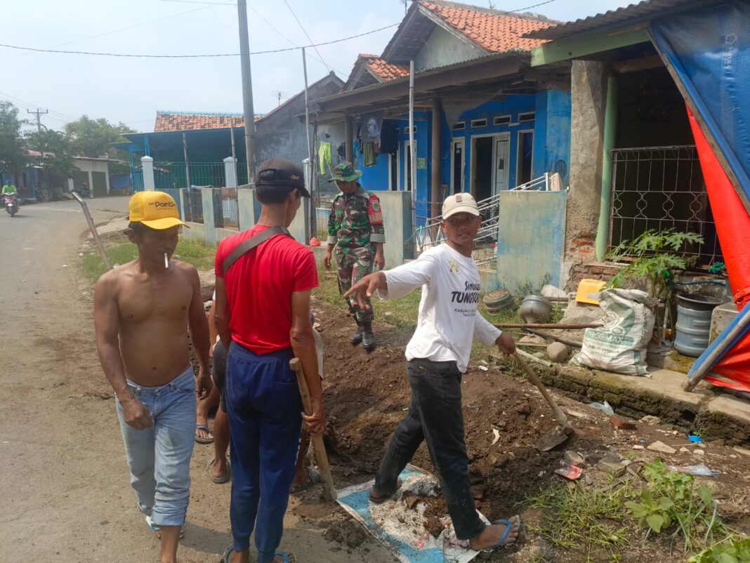 Tangkal Rumah Warga Roboh, Karang Taruna Desa Sukamulya Inisiasi Rehab Swadaya