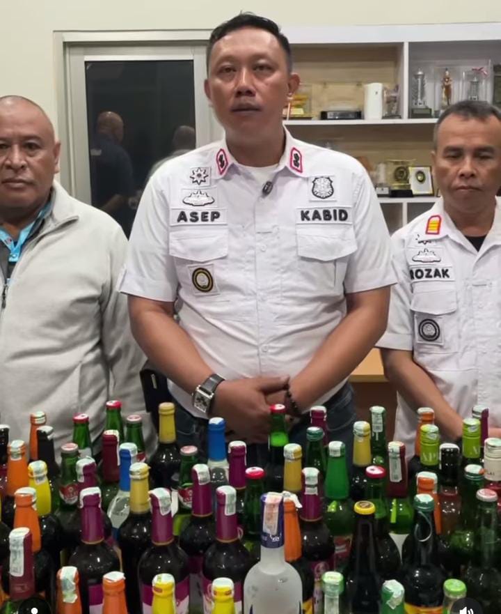 Enam Botol Miras Ditemukan di Alun-alun, Wakil Wali Kota Bogor Pecahkan Botol di Lokasi