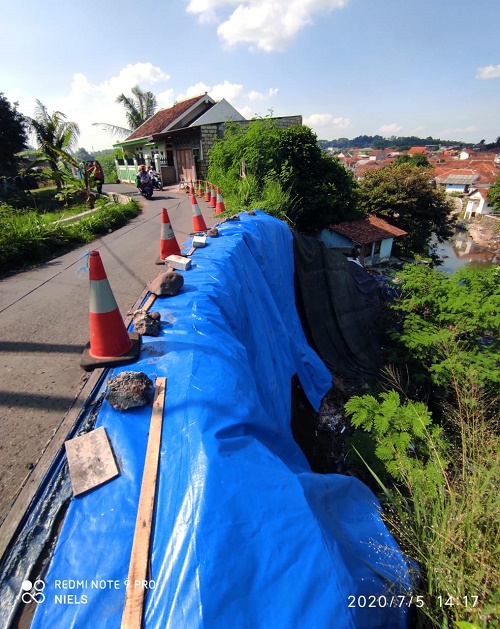 Jalan Raya Cicangkal Legok Rusak Parah