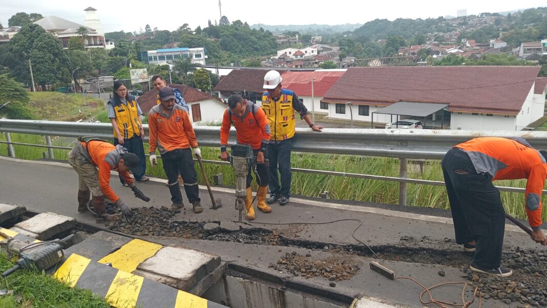 Jalan Sementara Roda Dua Batutulis Mengalami Keretakan