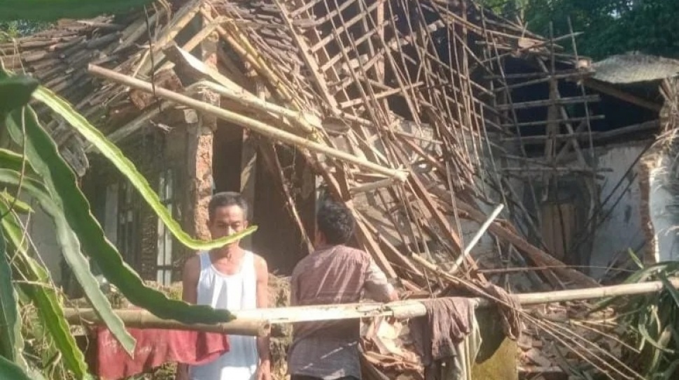 Rumah di Cigombong Ambruk Usai Diterjang Angin Kencang