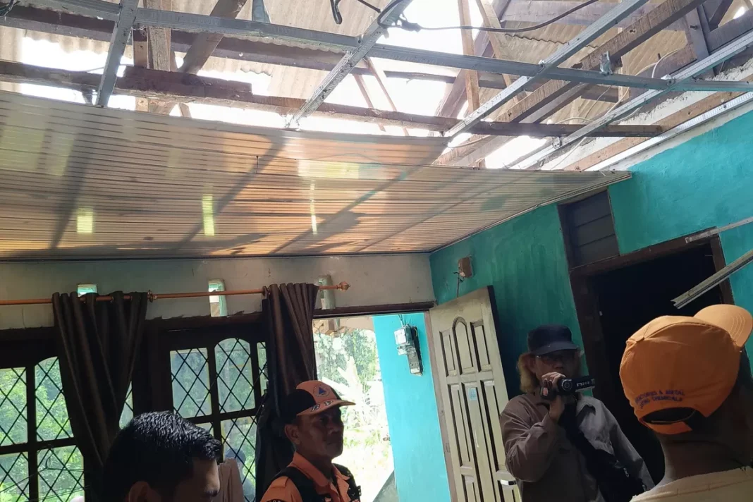 Angin Kencang Porak-porandakan Cibinong