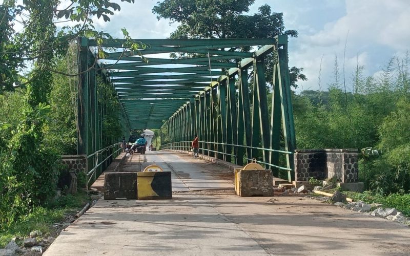 Jembatan Leuwiranji Gunung Sindur Bogor Goyang saat Dilintasi Mobil Mini