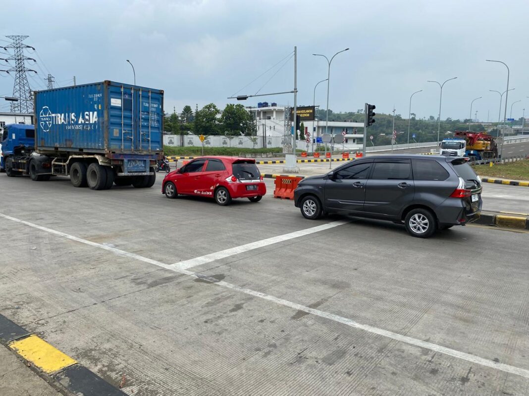 Mobil Terbakar Dampak Balap Liar di Tol Jagorawi